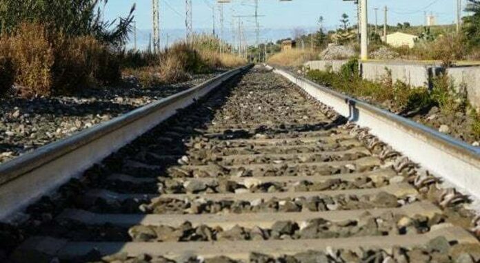 Napoli. Attraversa i binari con il passaggio a livello chiuso: denunciato per interruzione di pubblico servizio