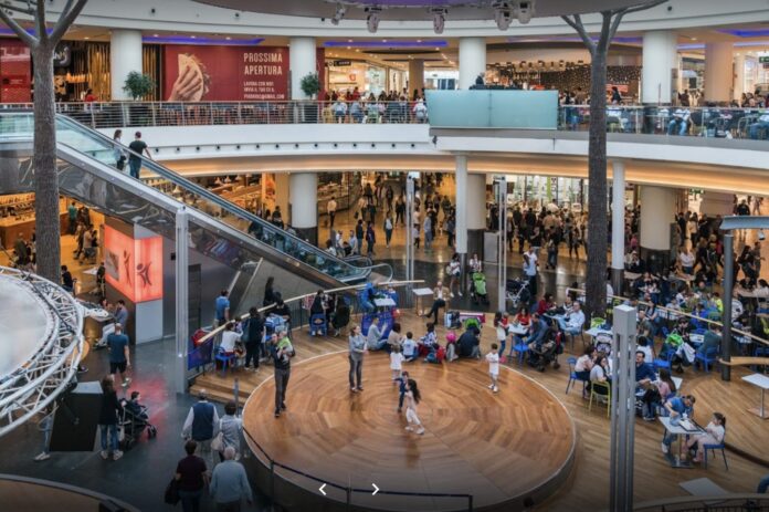 Centri commerciali, boom nei week-end. Graziano: “30% di visitatori in più rispetto al 2020”