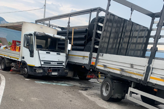 Pagani. Scontro tra due autocarri, sfiorata la tragedia