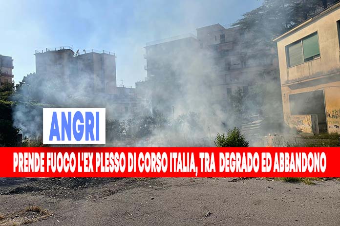 Angri. Lavori fermi e area nel degrado: prende fuoco l’ex plesso di corso Italia