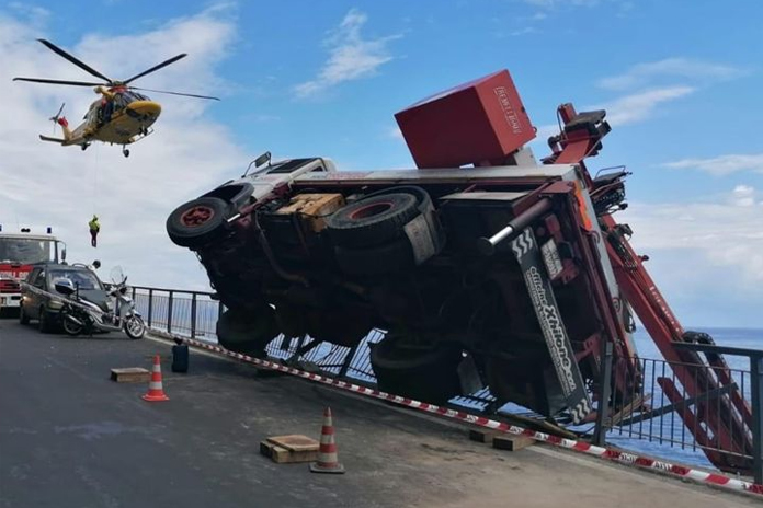 Incidente in Costiera, si ribalta un’autogru: operaio precipita sulla scogliera