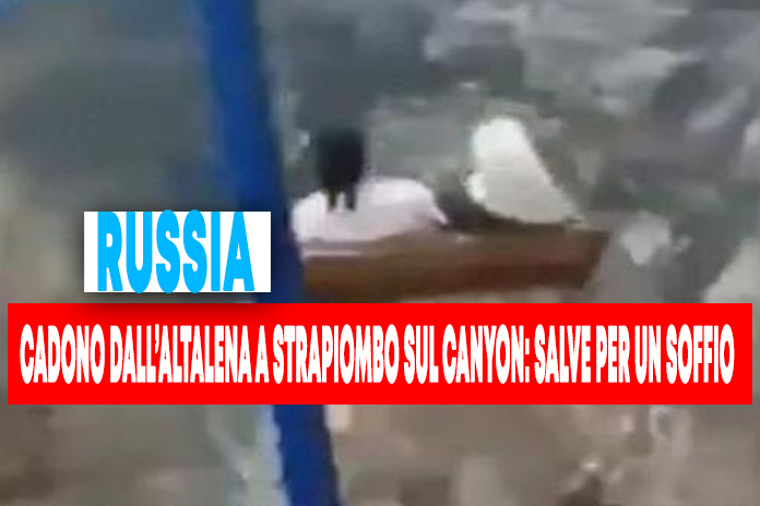 Russia/Video. Cadono dall’altalena a strapiombo sul canyon, salve per un soffio