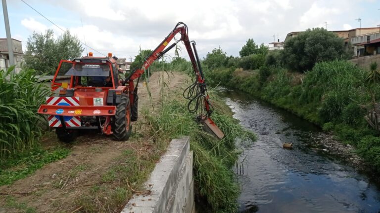 Nocera Inferiore. Procedono i lavori di pulizia dei canali eseguiti dal Consorzio di Bonifica