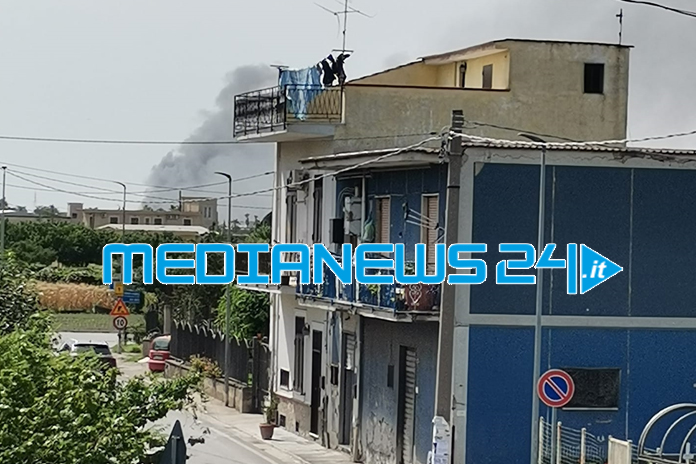 Angri. Aria irrespirabile per un incendio
