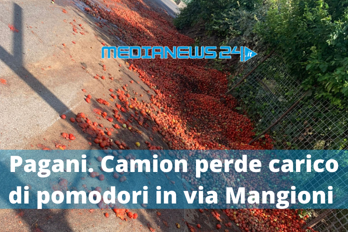 Pagani. Camion perde carico di pomodori in via Mangioni
