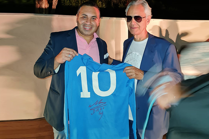 Cimeli Diego Armando Maradona, Antonio Luise dona maglia al Maestro Andrea Bocelli