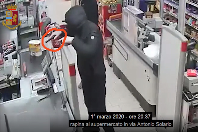Napoli. Arrestato dalla Squadra Mobile 41enne pregiudicato per rapina al supermercato Carrefour