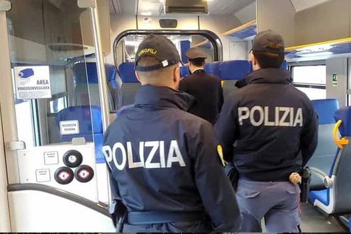 Minaccia e rapina un passeggero a bordo del treno Napoli/Salerno: 21enne in manette