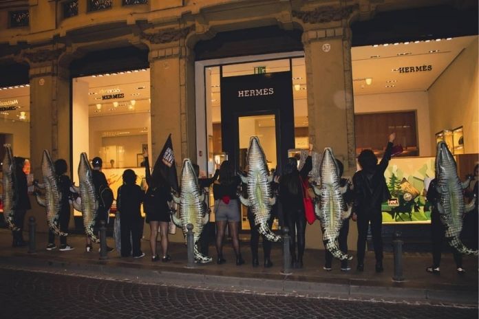 Napoli Animal Save. Performance davanti store Hermès per i coccodrilli