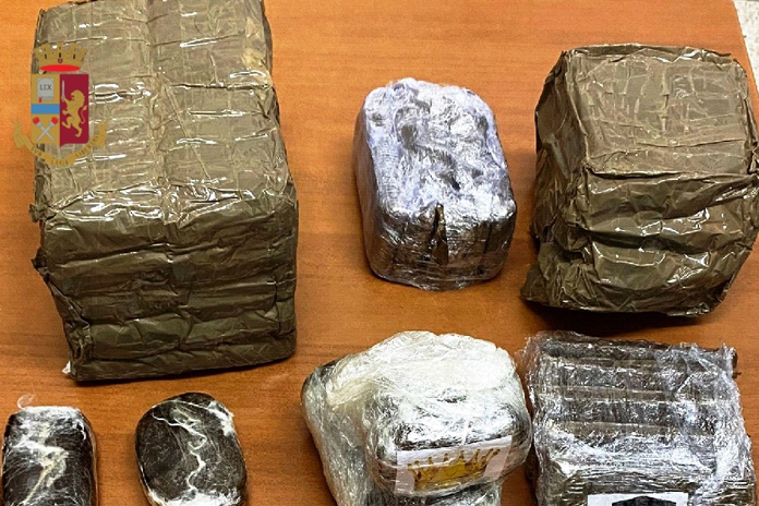 Rione Traiano: sorpreso con 4,8 kg di hashish, arrestato 52enne