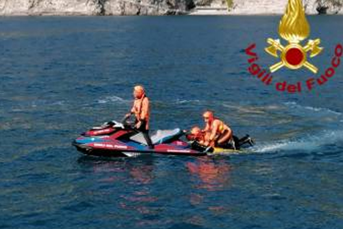 Addestramento dei Vigili del Fuoco: esercitazione in mare tra Salerno, Cetara e Maiori