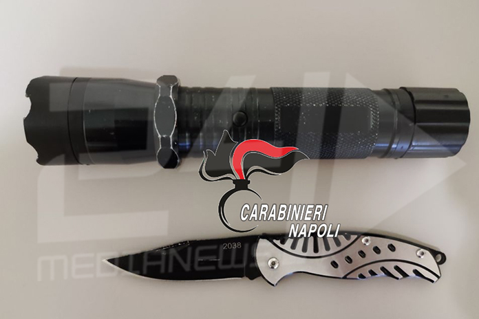 Volla: Fuori la scuola con storditore elettrico e coltello. 14enne denunciato dai Carabinieri