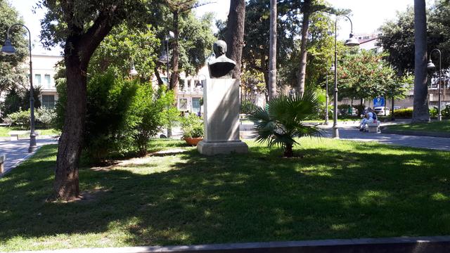 Pozzuoli. Cerimonia di Intitolazione della villa comunale all’Agente Scelto della Polizia di Stato Pierluigi Rotta