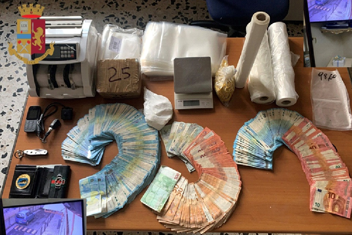 Barra: sorpreso con droga e circa 44.000 euro in contanti. Arrestato