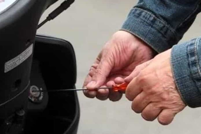 Rubarono insieme scooter in centro a Castellammare di Stabia: entrambi in manette