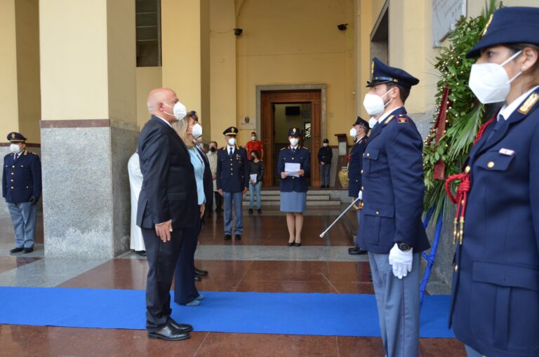 Salerno. Giornata di Commemorazione dei Defunti: deposta una corona di alloro alla lapide in ricordo dei caduti
