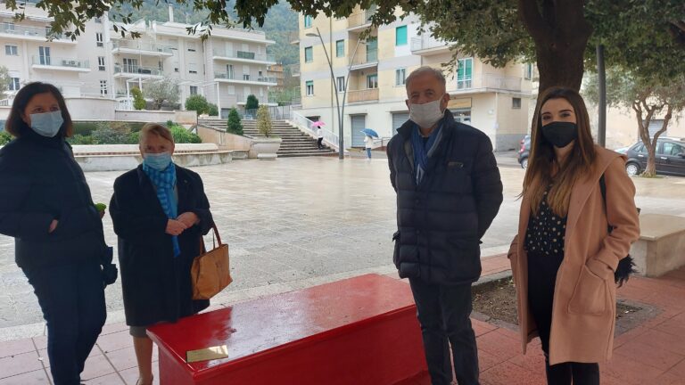 Roccapiemonte. Una panchina rossa per dire stop alla violenza sulle donne