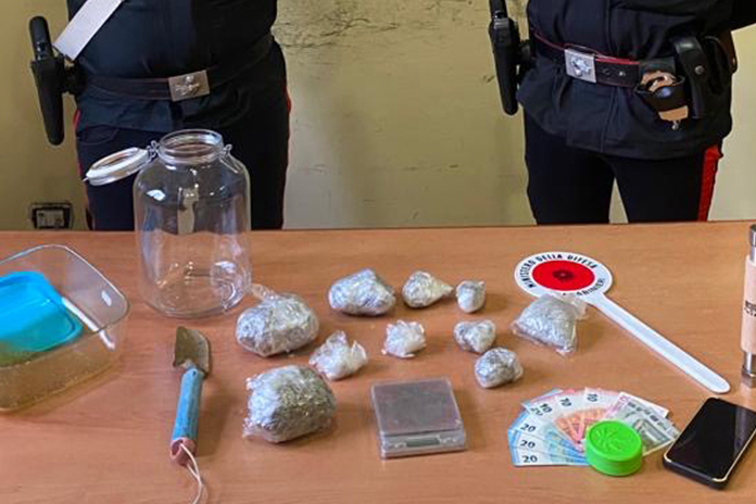 Sorrento. Carabinieri arrestano 19enne: nascondeva “erba” e stecche di hashish