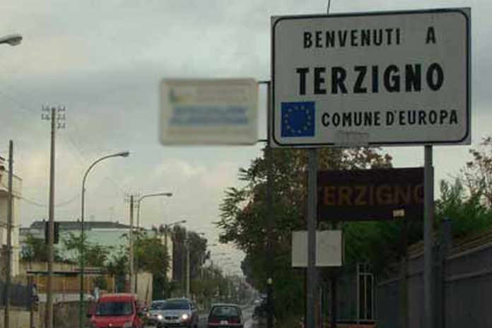 Terzigno. Padre piomba con l’auto sulla folla, 3 feriti: avevano picchiato il figlio. Arrestato l’uomo