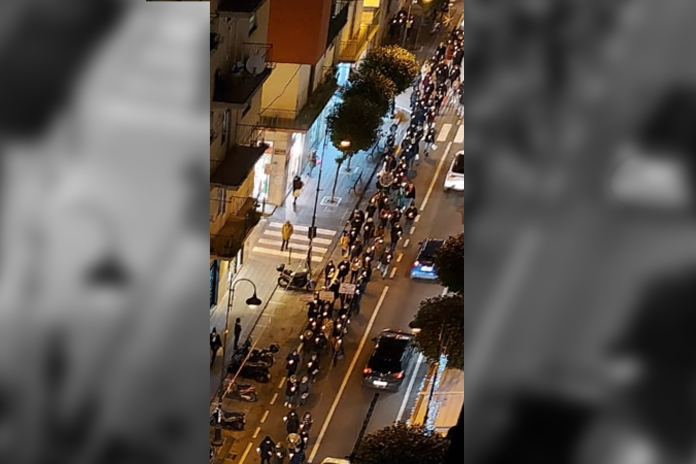 Con una fiaccolata i lavoratori di Villa dei Fiori esprimono la rabbia e l’indignazione contro il Comune