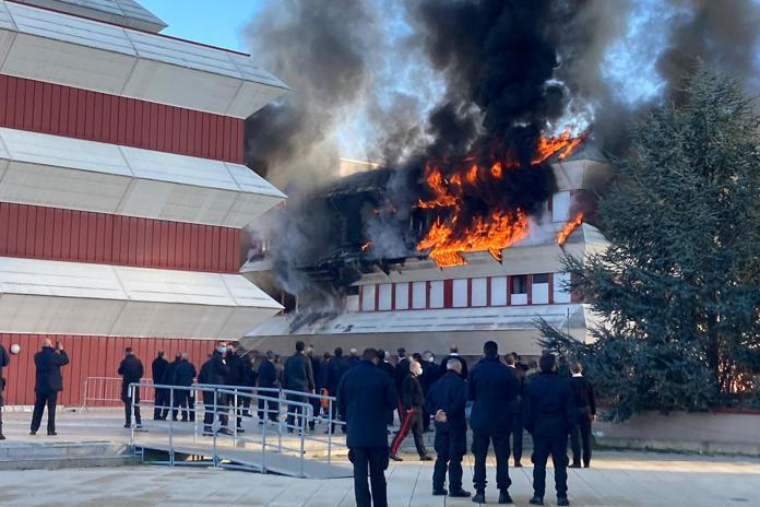 Roma, fiamme in caserma dei carabinieri a Tor di Quinto: carabiniere si lancia dalla finestra