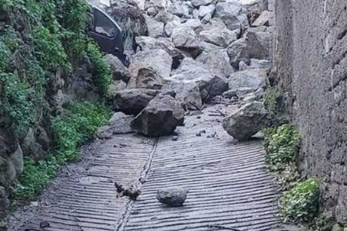 Maltempo. Frana un costone su strada ad Ischia