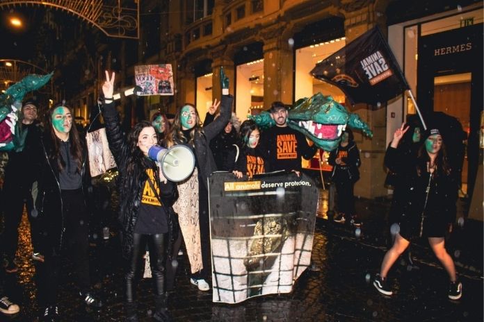 Napoli Animal Save. Performance contro l’utilizzo dei coccodrilli per la moda a via Filangieri