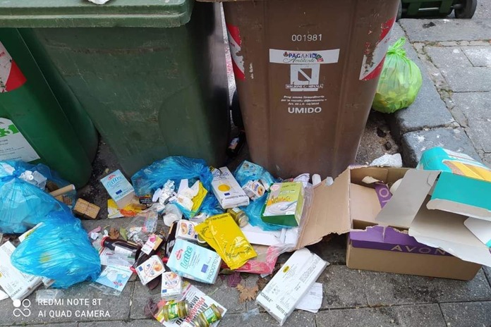 Pagani. “Pacchi aiuti alimentari riversati nei cassonetti”: la segnalazione dei Consiglieri Calce e Sessa