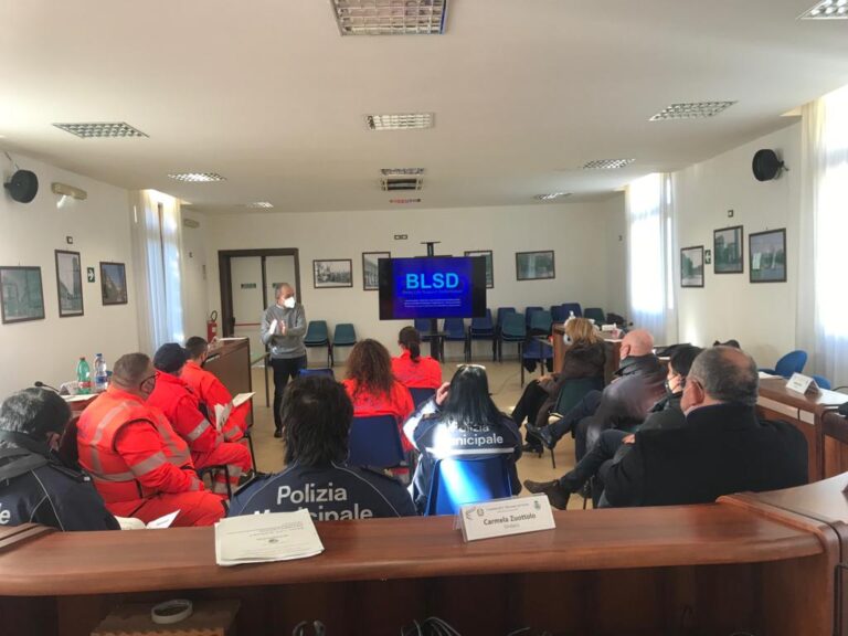 San Marzano. L’Avis fa squadra con il Comune: donato un defibrillatore destinato a piazza Umberto