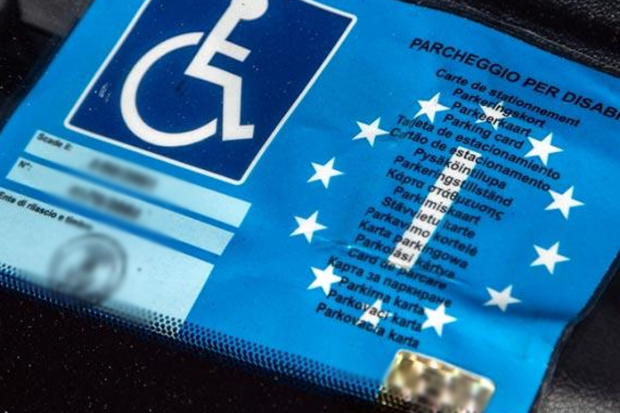 Approvato il decreto “Parcheggio gratis su strisce blu per disabili con contrassegno auto” !