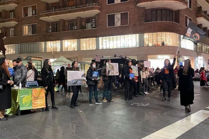 Napoli Animal Save ha manifestato contro l’industria lattiero- casearia