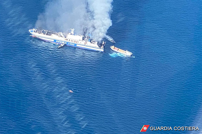 Traghetto italiano in fiamme. La Guardia Costiera italiana supporta le operazioni di monitoraggio ambientale