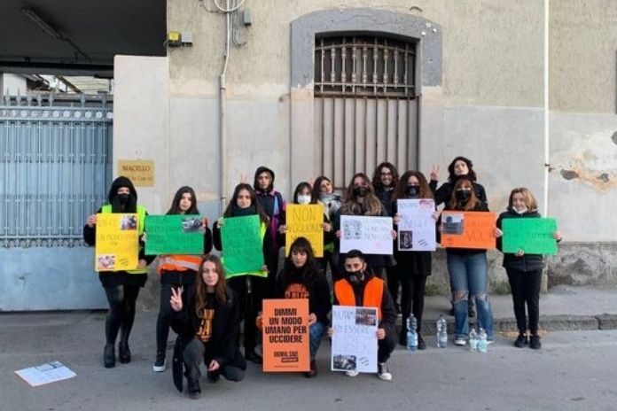 Veglia di “Napoli Animal Save” presso il mattatoio di Pompei