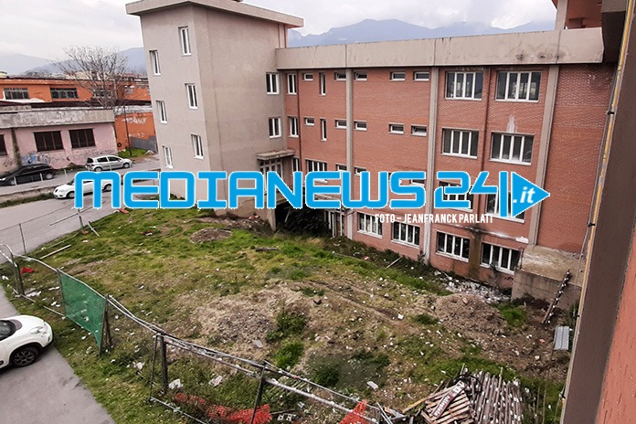 Angri, lavori a rilento nella scuola: sporcizia, siringhe e vetri rotti!