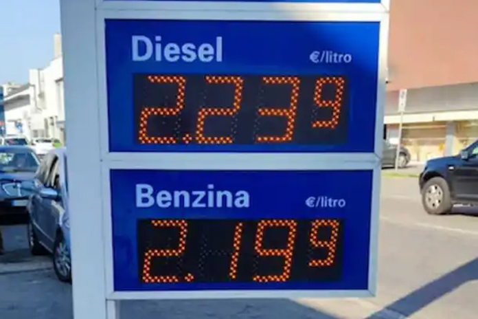 Caro carburante, annunciato da lunedì 14 marzo lo stop all’autotrasporto