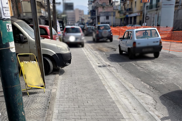 Pagani. Auto parcheggiate sui marciapiedi, infuria la polemica sul social