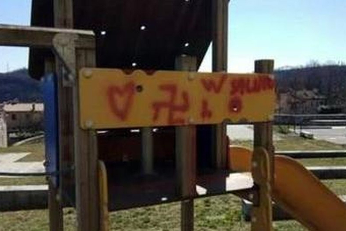 Svastiche con la vernice spray