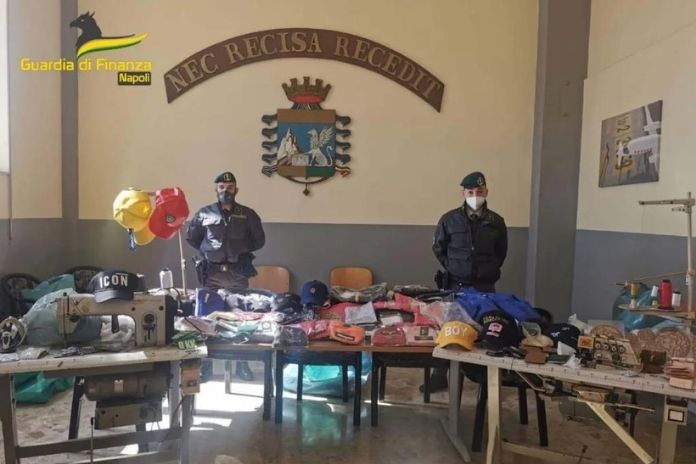 A Forcella la “fabbrica del falso”. Denunciato 44enne