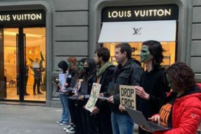 Napoli Animal Save. Performace a via dei Mille per la campagna globale DropCroc