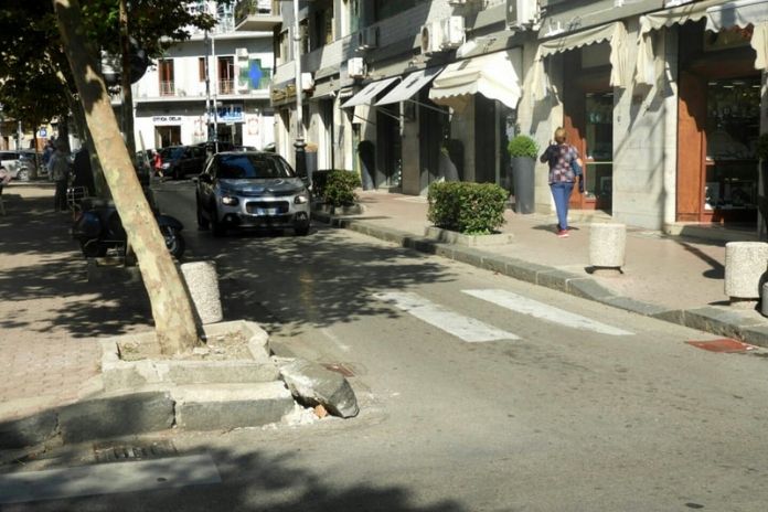 La denuncia dei residenti del quartiere Torrione. La risposta di Lega Salerno