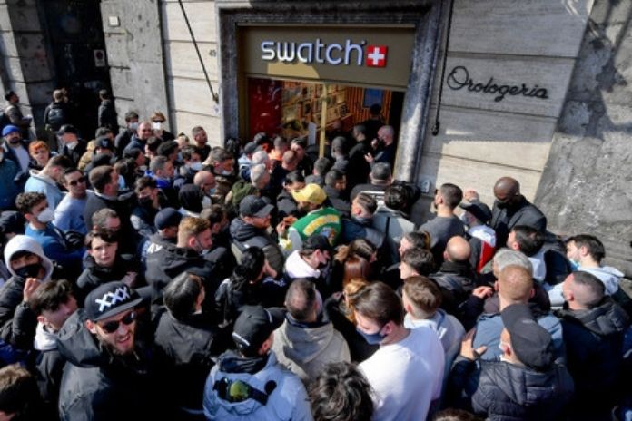 Napoli. In fila da venerdì sera per accaparrarsi pochi esemplari di orologio da 260 euro
