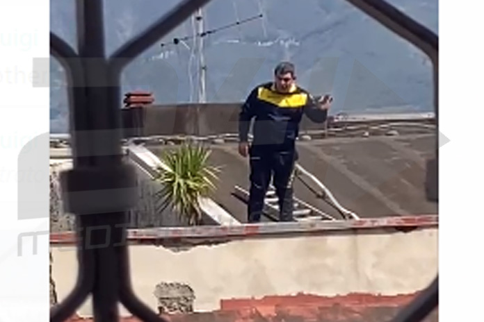(Video) Pagani: protesta per la Madonna delle Galline, uomo sul tetto del Comune
