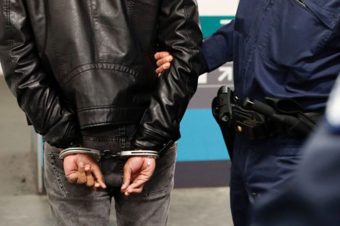 Ercolano: impedisce l’accesso in banca ai clienti e aggredisce i poliziotti. Arrestato