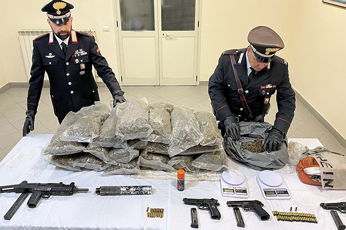 Carabinieri. Armi e droga