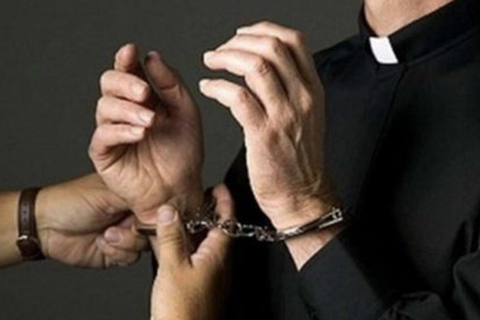 Ottaviano: Vestito da sacerdote si avvicina ai fedeli ma è tutto falso. Carabinieri denunciano 65enne