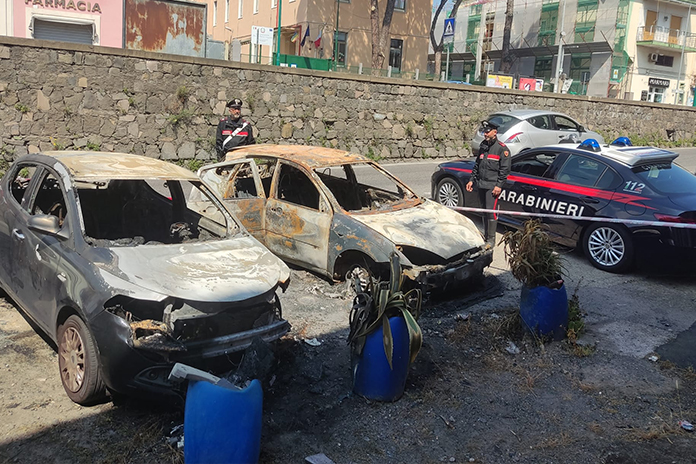 Torre del Greco: Arrestato piromane, incendia 4 auto senza motivo