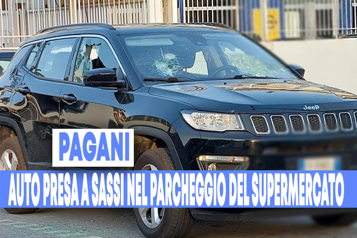 Pagani, paura in strada: cittadino straniero prende a sassate auto in sosta nel centro commerciale