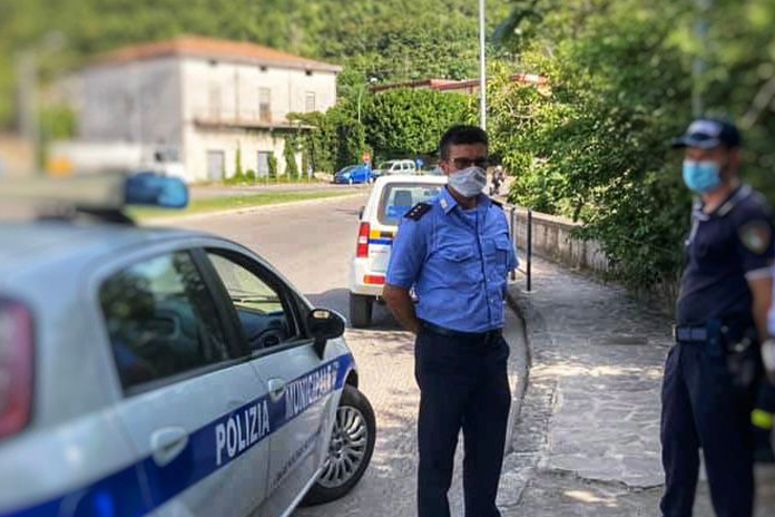 Nocera Superiore. Uomo tenta il suicidio sui binari: salvato dalla Polizia Municipale