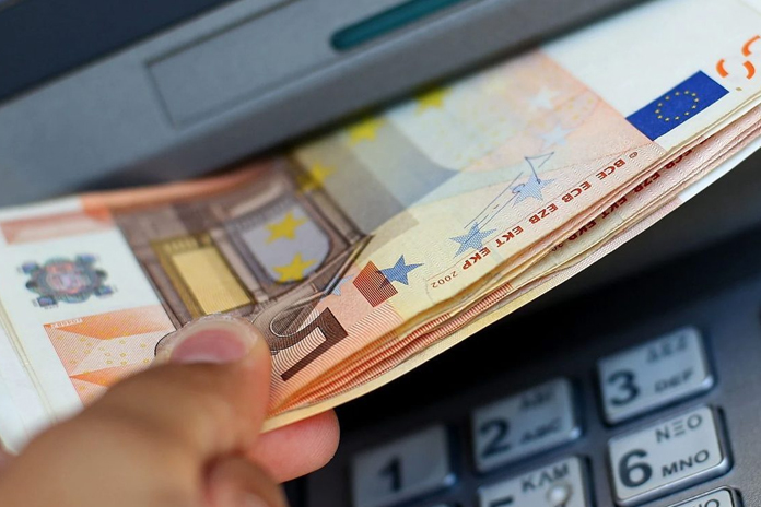 Castellammare, in tre finiscono in manette. Obbligarono un ragazzino a prelevare mille euro al Bancomat