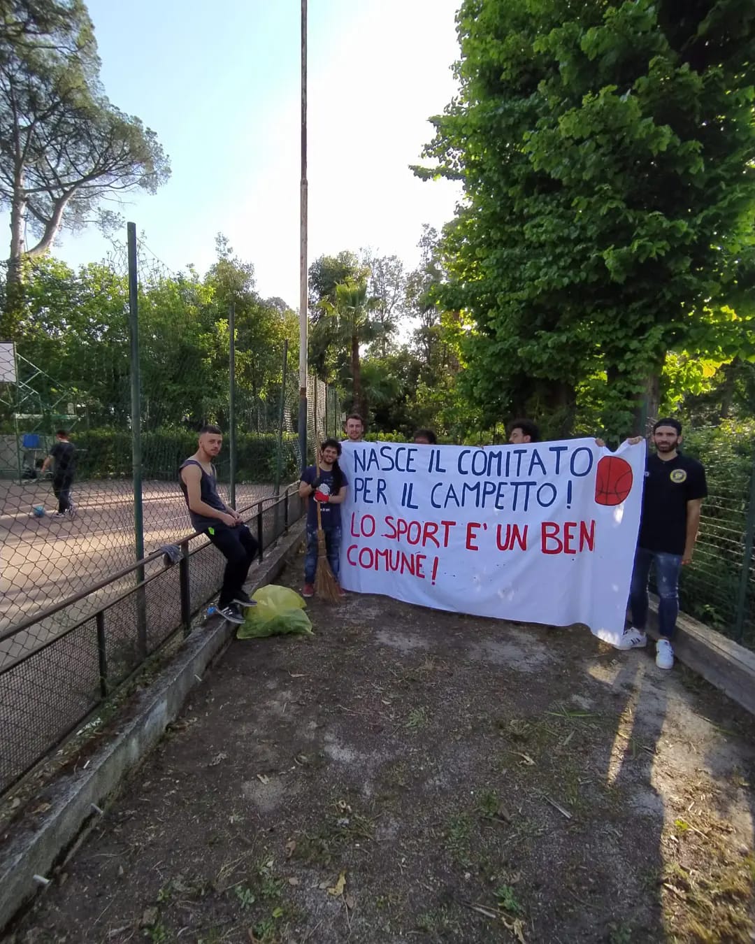 Scafati, pulizia e manutenzione i ragazzi recuperano il campetto della villa comunale!